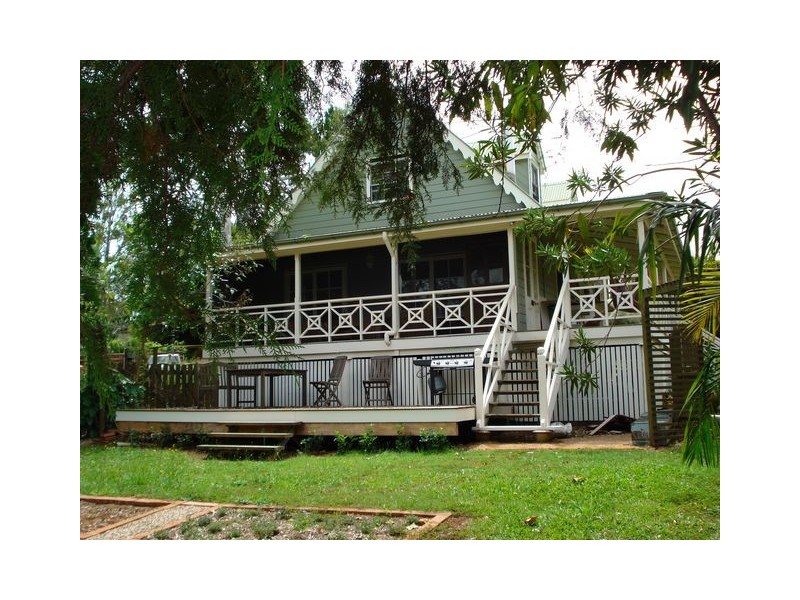 11 June Parade, Lamb Island QLD 4184