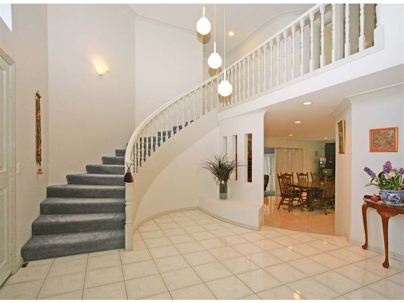 11 St Andrews Crescent, Carindale QLD 4152