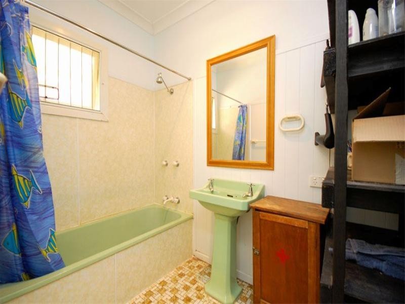 34 Newcastle Street, Fairfield QLD 4103