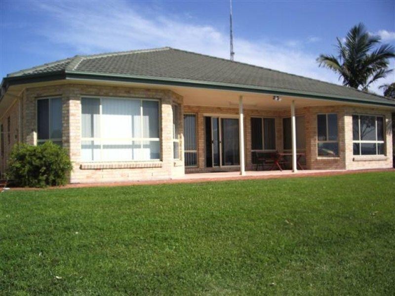 215 Grand Parade, Bonnells Bay NSW 2264
