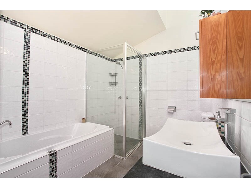 1 Tolaga, Westlake QLD 4074