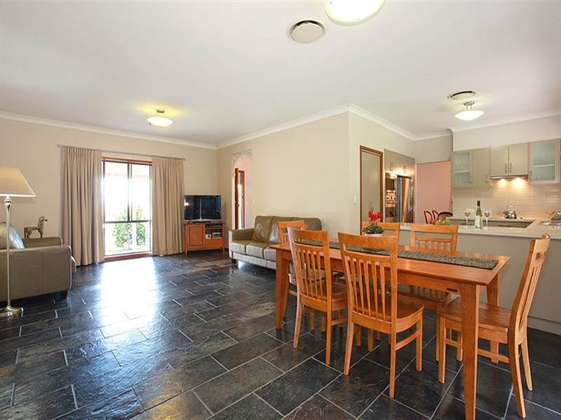 2 Bowles Court, Mount Ommaney QLD 4074