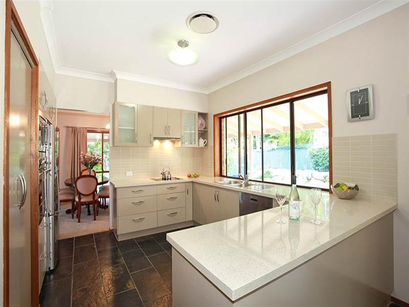2 Bowles Court, Mount Ommaney QLD 4074