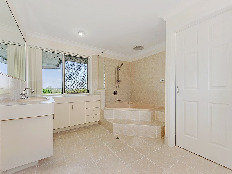 Mount Ommaney QLD 4074