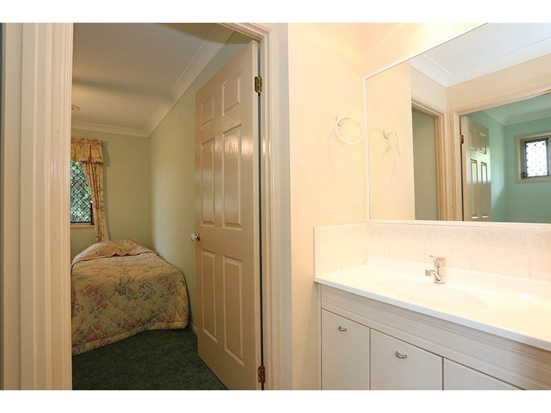 8 Lucinda Close, Sinnamon Park QLD 4073