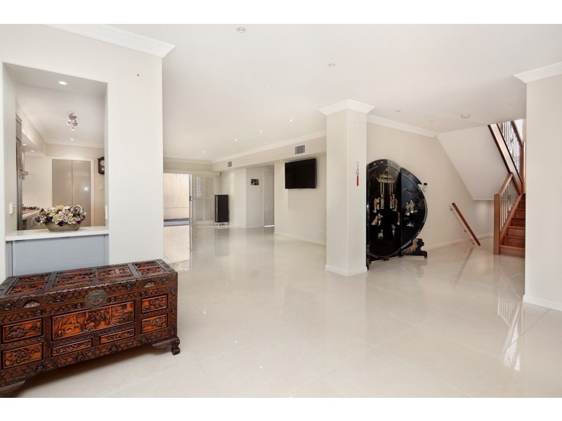 8 Bedwell Place, Mount Ommaney QLD 4074