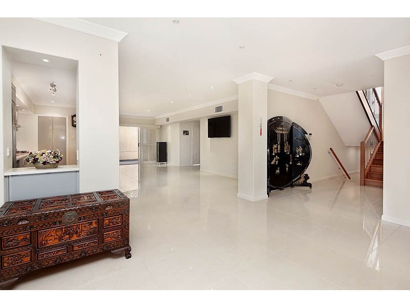 8 Bedwell Place, Mount Ommaney QLD 4074