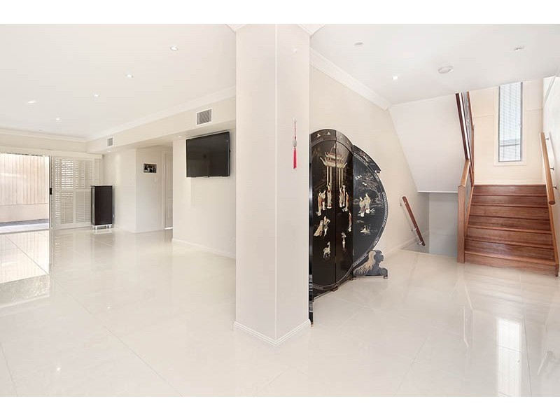 8 Bedwell Place, Mount Ommaney QLD 4074