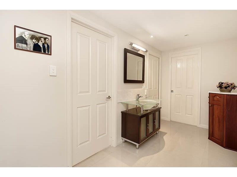 8 Bedwell Place, Mount Ommaney QLD 4074