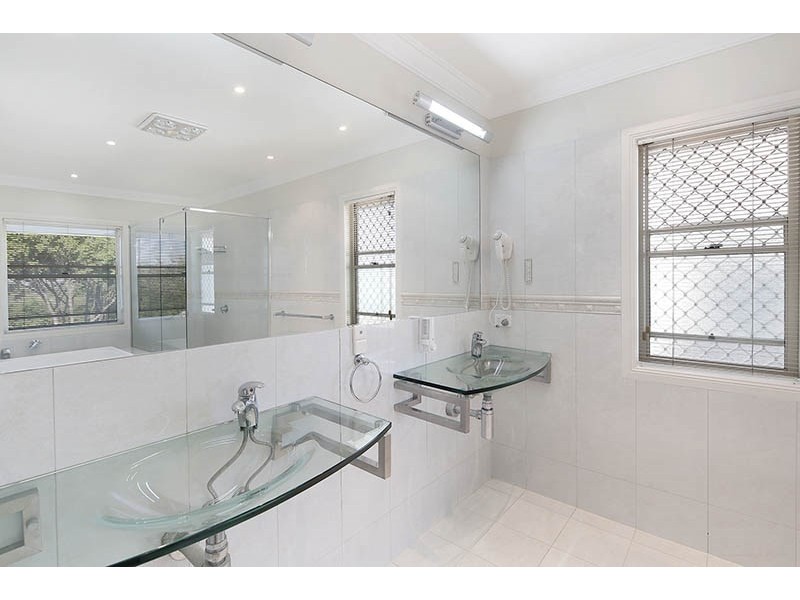 8 Bedwell Place, Mount Ommaney QLD 4074