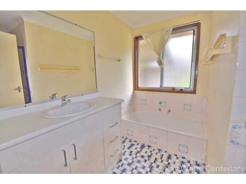 16 Ebrill Street, Jamboree Heights QLD 4074