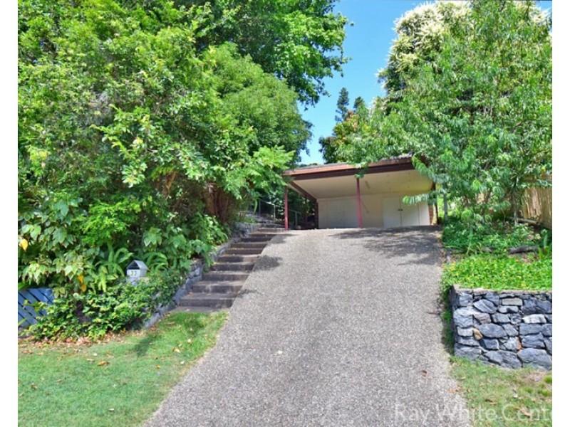 33 Burrumbuck Street, Chapel Hill QLD 4069