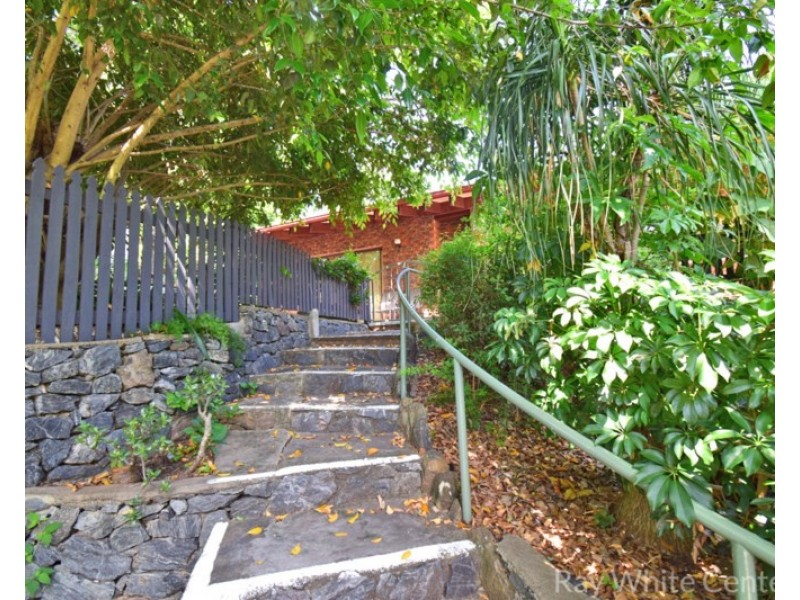 33 Burrumbuck Street, Chapel Hill QLD 4069