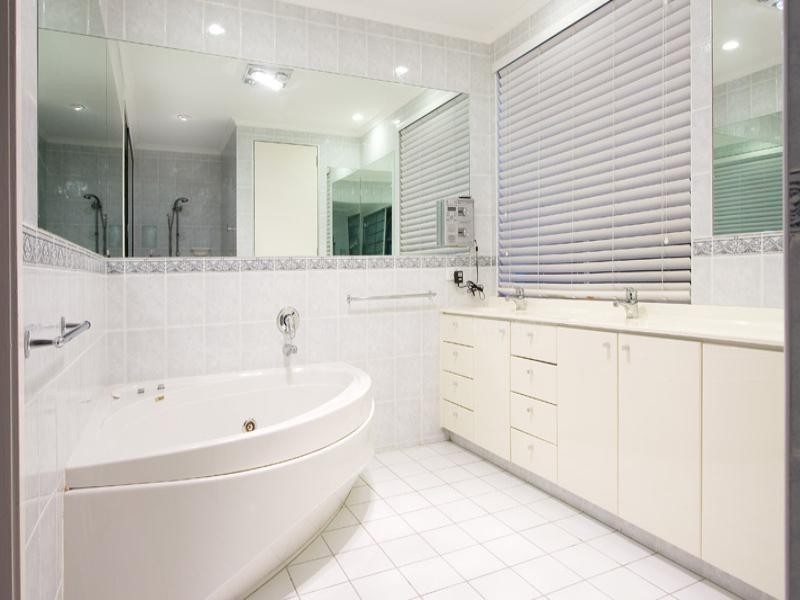 10 Hannah Street, Mount Ommaney QLD 4074