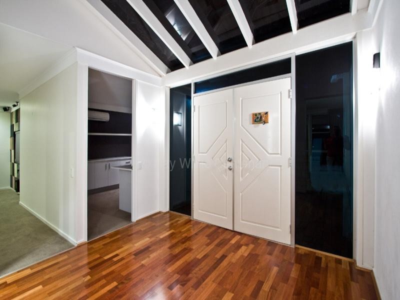 10 Hannah Street, Mount Ommaney QLD 4074