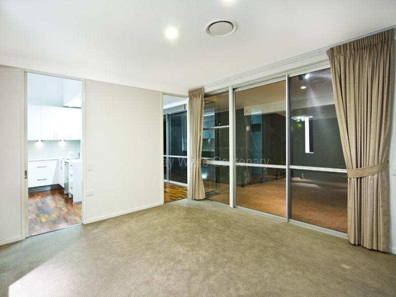 10 Hannah Street, Mount Ommaney QLD 4074