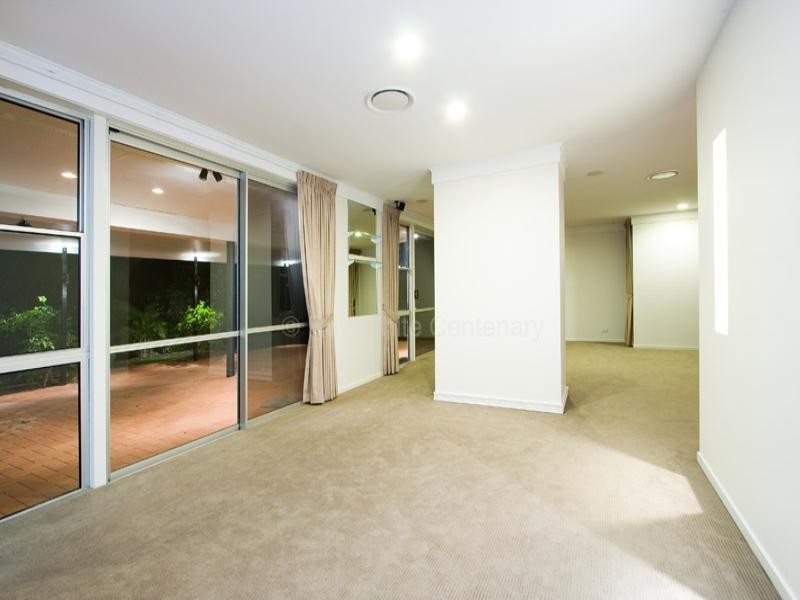 10 Hannah Street, Mount Ommaney QLD 4074