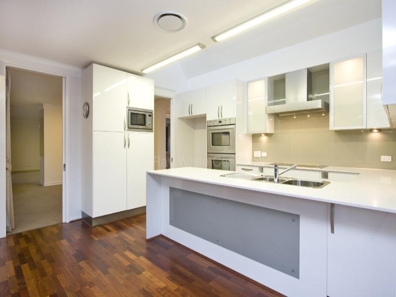 10 Hannah Street, Mount Ommaney QLD 4074