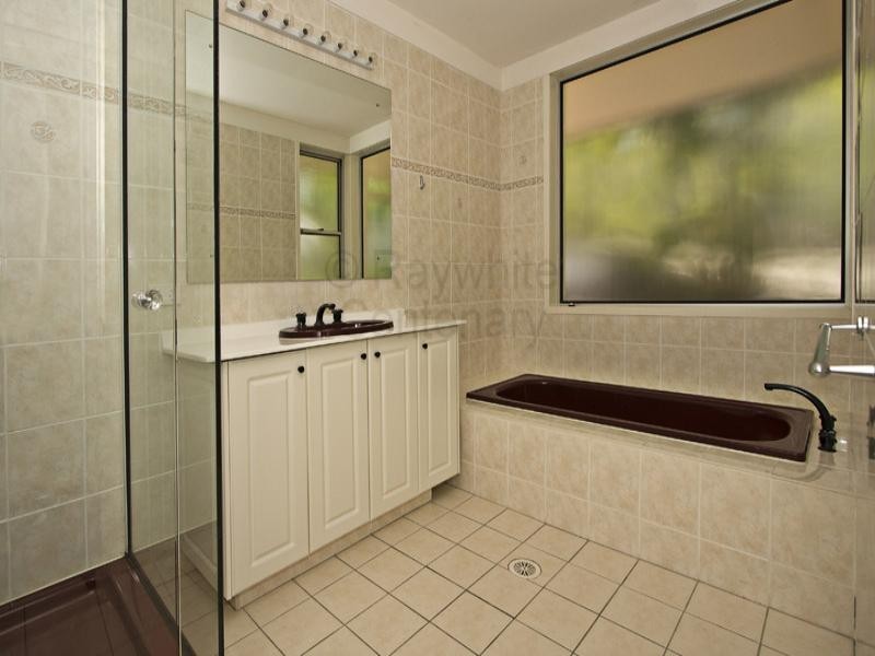 10 Hannah Street, Mount Ommaney QLD 4074