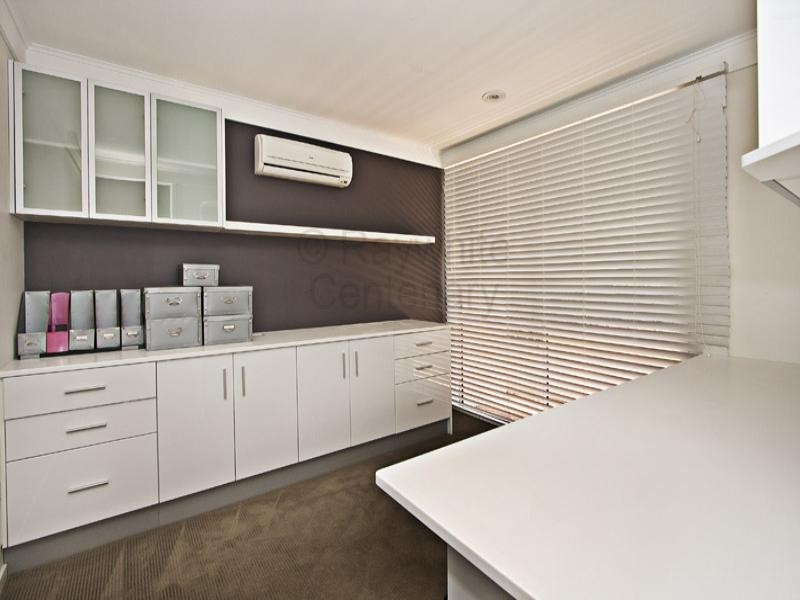 10 Hannah Street, Mount Ommaney QLD 4074