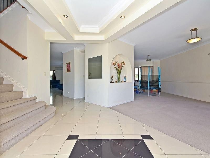 27 Gleneagles Crescent, Oxley QLD 4075