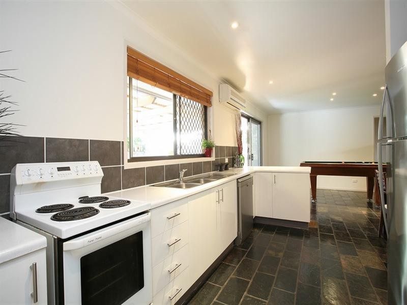 6 Mulla Close, Riverhills QLD 4074