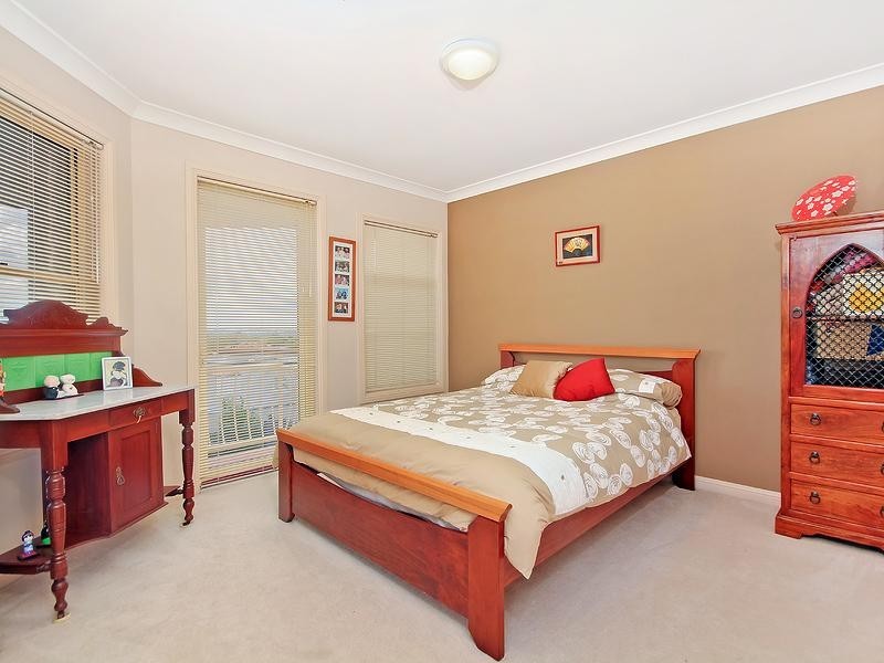 8 Becker Place, Mount Ommaney QLD 4074