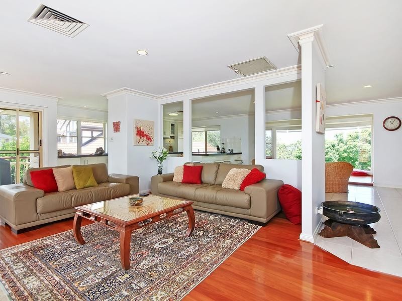 8 Becker Place, Mount Ommaney QLD 4074