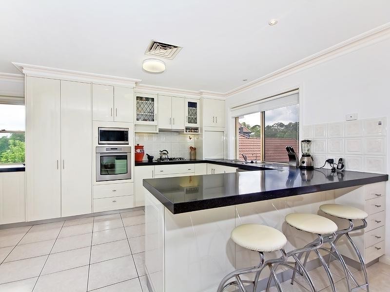 8 Becker Place, Mount Ommaney QLD 4074