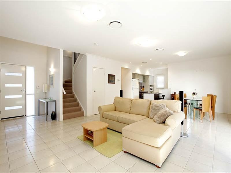 18 Augusta Crescent, Mount Ommaney QLD 4074