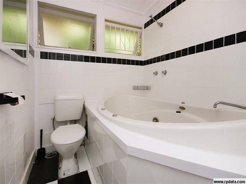 36 Cedarleigh Road, Kenmore QLD 4069