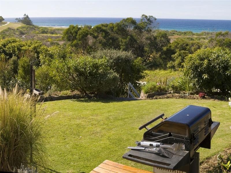 8 Warbler Crescent, North Narooma NSW 2546