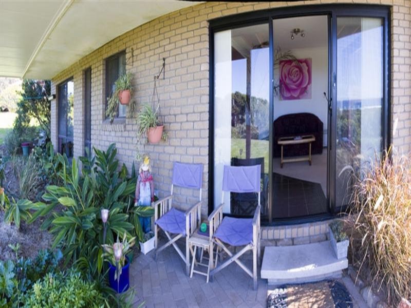 8 Warbler Crescent, North Narooma NSW 2546