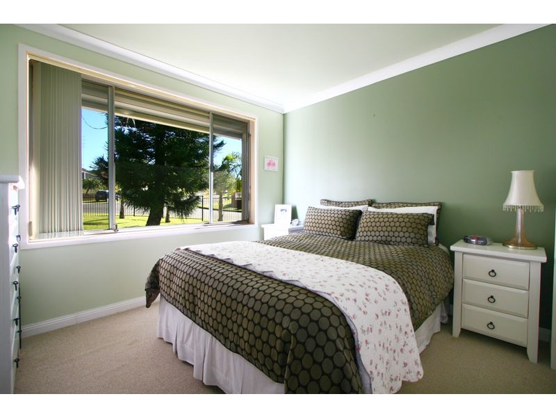 52 Landy Drive, Mount Warrigal NSW 2528