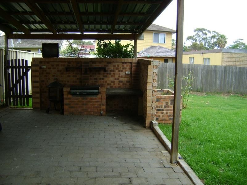 10 Woodlands Drive, Barrack Heights NSW 2528