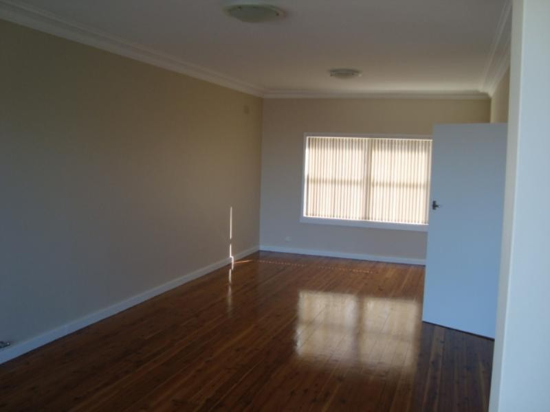 30 Noble Parade, Lake Heights NSW 2502