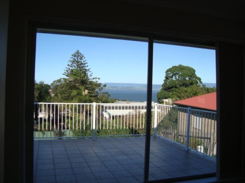 30 Noble Parade, Lake Heights NSW 2502