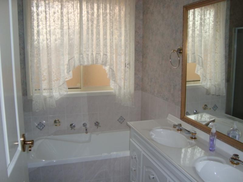 10 Downes Avenue, Albion Park NSW 2527