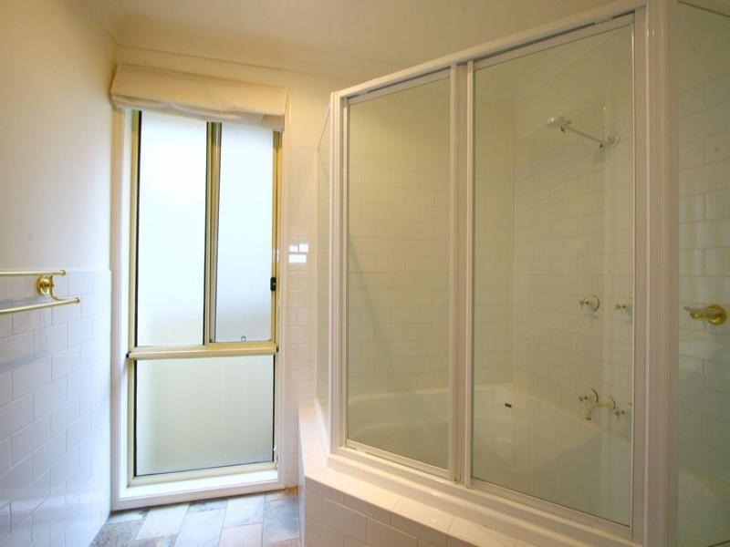 4 Yarle Crescent, Flinders NSW 2529