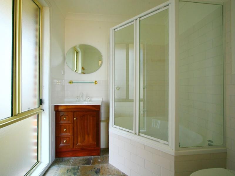 4 Yarle Crescent, Flinders NSW 2529