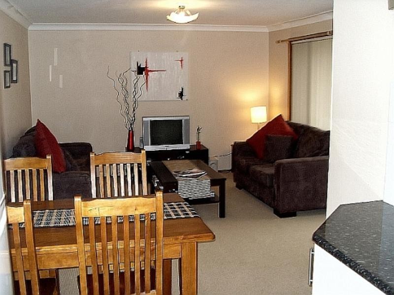 2/57 Parkes Street, Oak Flats NSW 2529