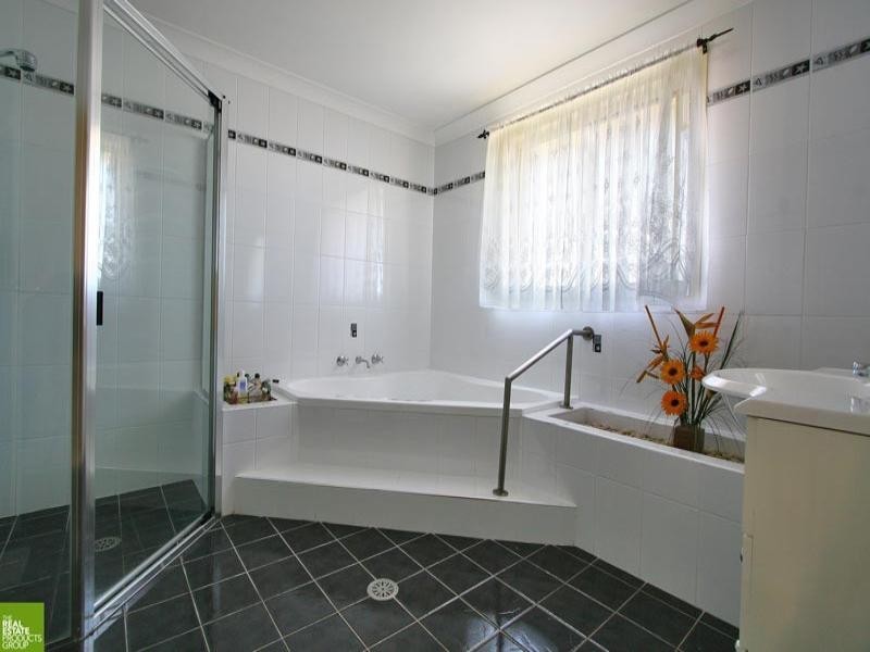 1/2 Hennessy Street, Flinders NSW 2529