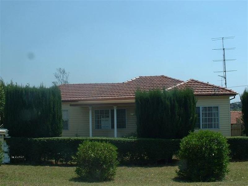 8 Trevor Avenue, Lake Heights NSW 2502
