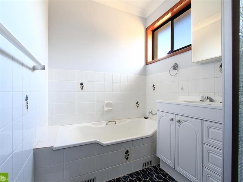 22 Little Lake Crescent, Warilla NSW 2528