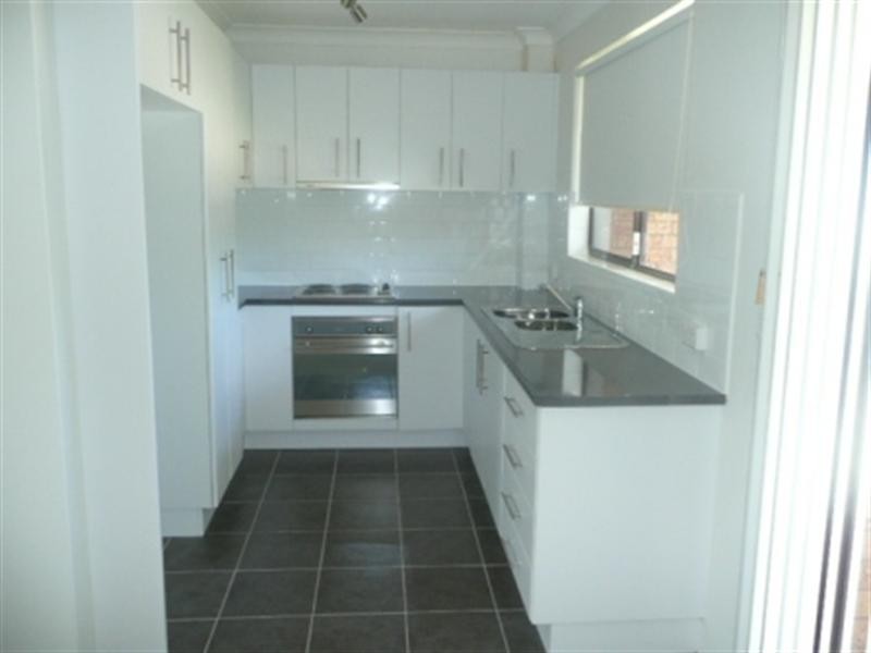 2/37 Roberts Avenue, Barrack Heights NSW 2528