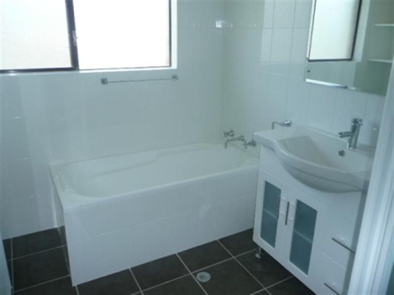 2/37 Roberts Avenue, Barrack Heights NSW 2528