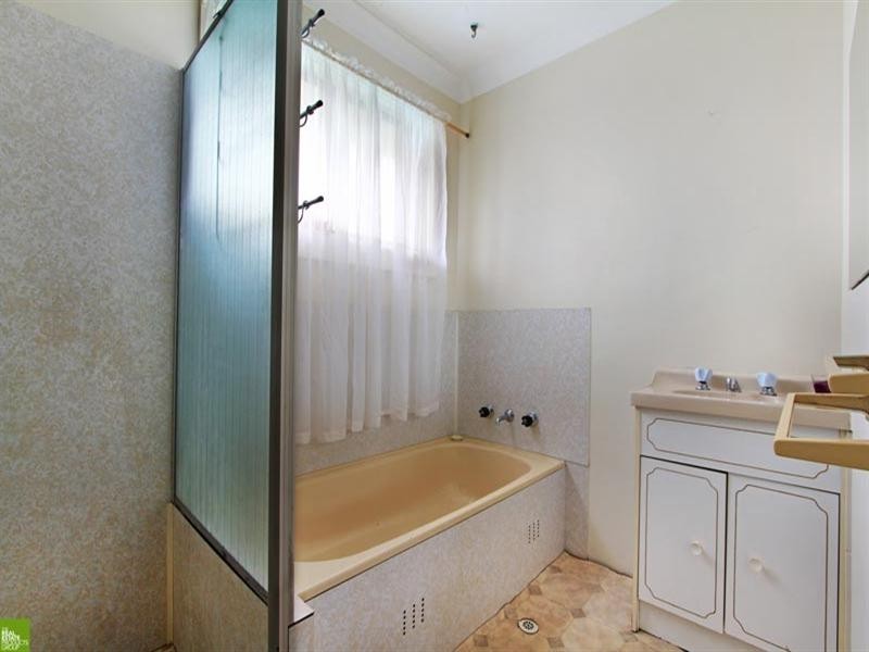 8 Shipton Crescent, Mount Warrigal NSW 2528