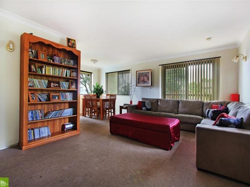 8 Shipton Crescent, Mount Warrigal NSW 2528