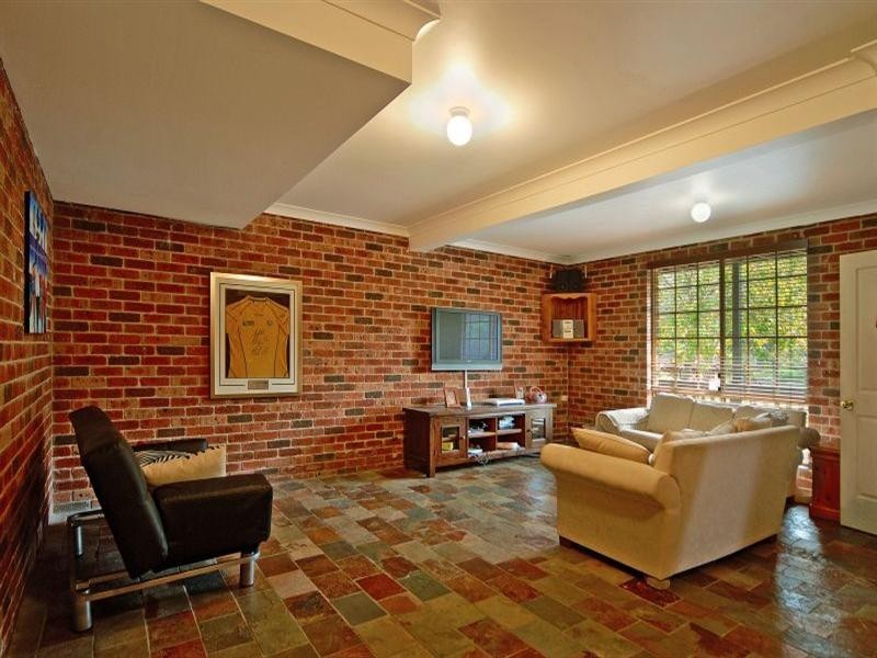 35 Valley Drive, Figtree NSW 2525