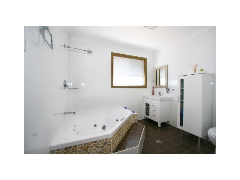 17 Lawrence Avenue, Mount Warrigal NSW 2528